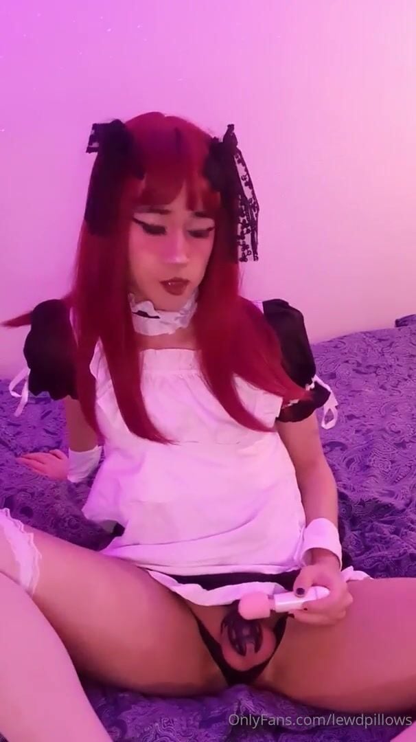 Một Femboy thích hóa trang và máy rung.
